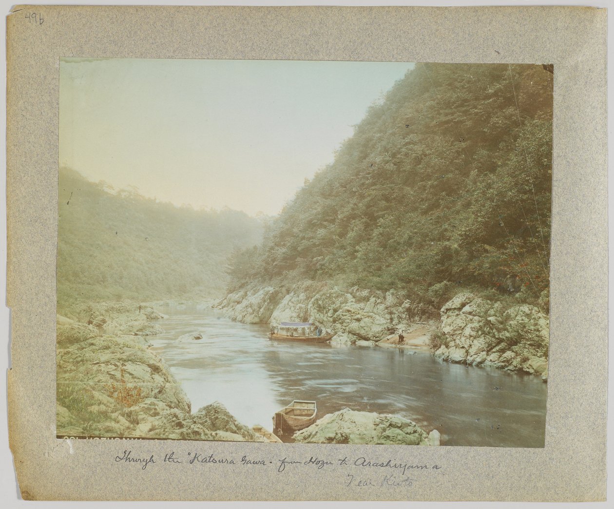 Gjennom Katsura-Gawa, fra Hozu til Arashiyama, nær Kyoto, Japan (håndfarget svart/hvitt-bilde) av Japanese Photographer