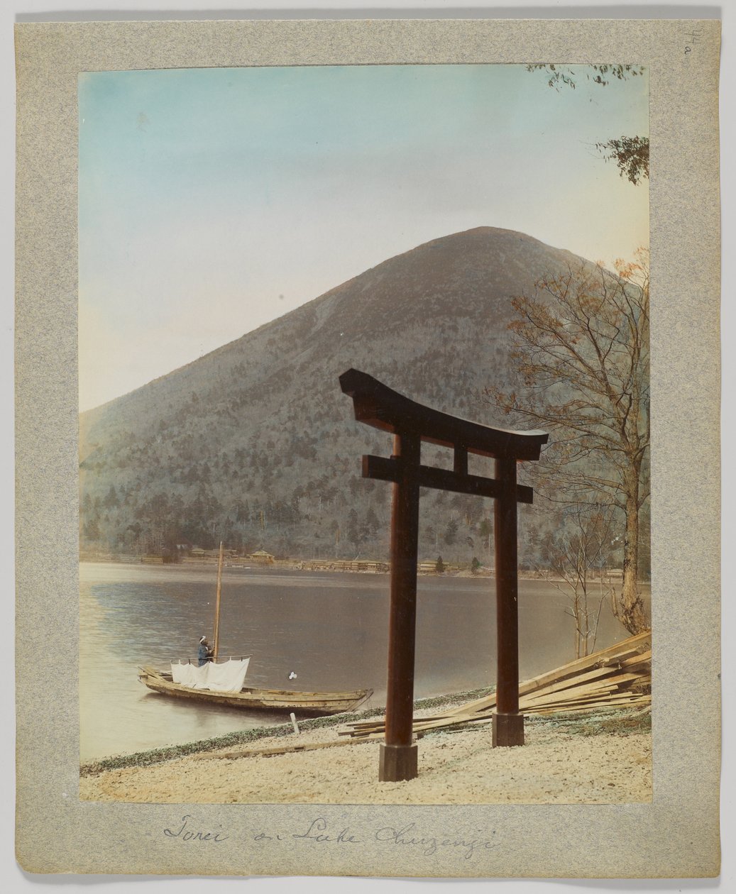 Torii på Lake Chuzenji, Nikko, Japan (håndfarget svart/hvitt-bilde) av Japanese Photographer