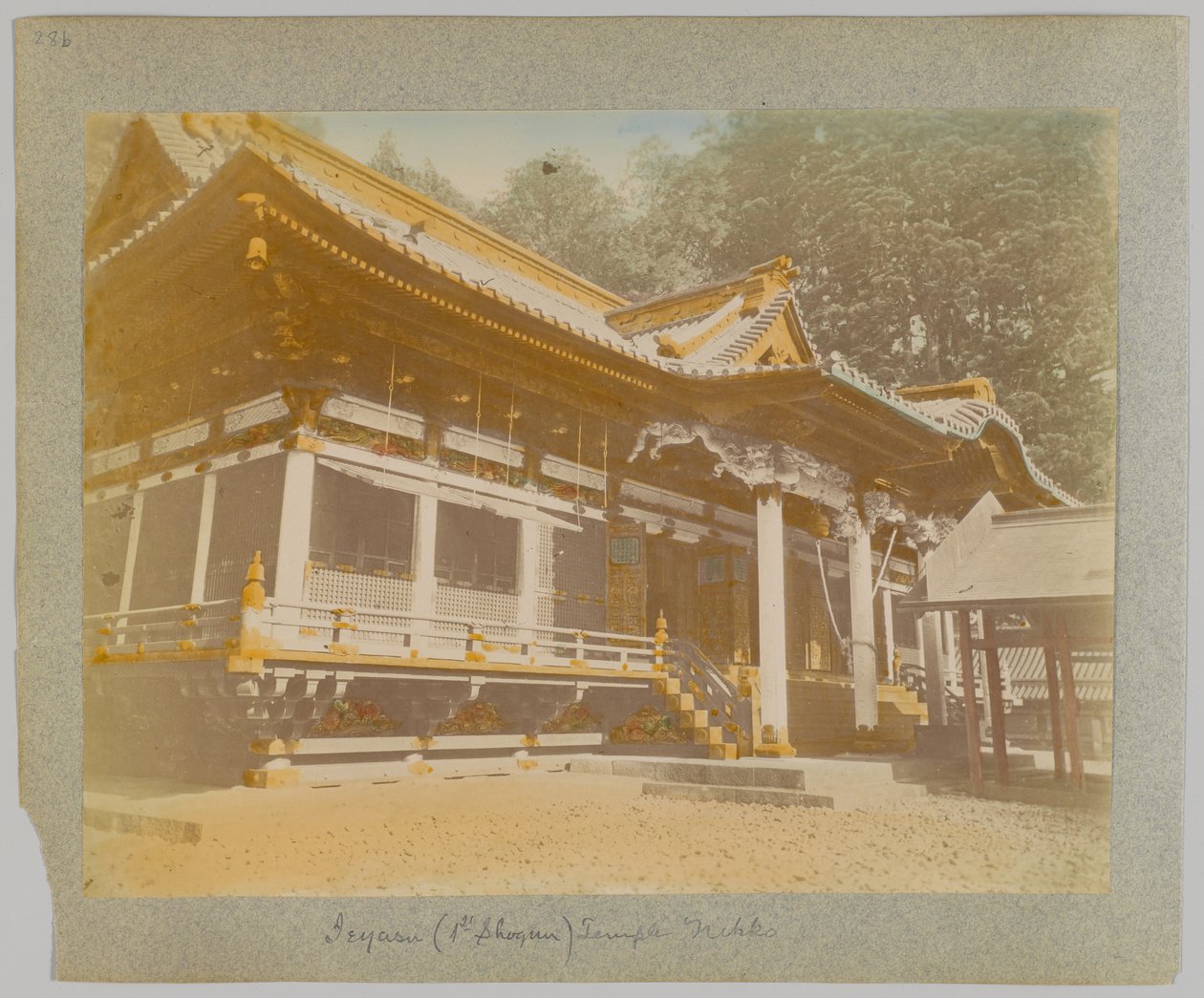 Tōshō-gū, Nikko, Japan (håndfarget s/hvitt-bilde) av Japanese Photographer