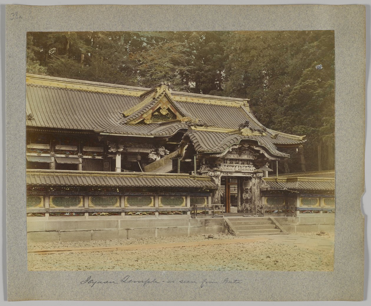 Tōshō-gū sett fra porten, Nikko, Japan (håndfarget svart/hvitt-bilde) av Japanese Photographer