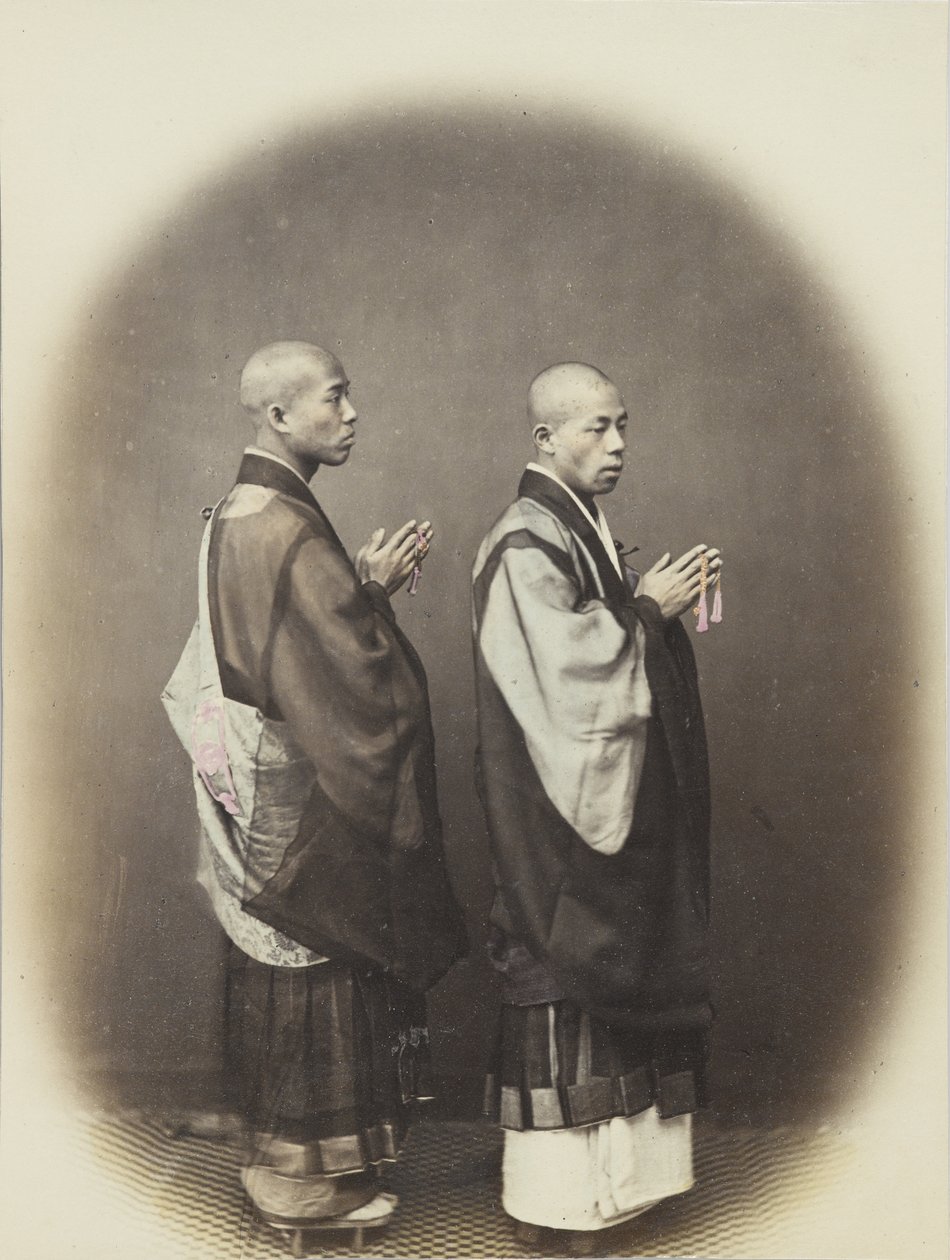 To japanske menn i tradisjonell kjole (håndfarget s/hv-bilde) av Japanese Photographer