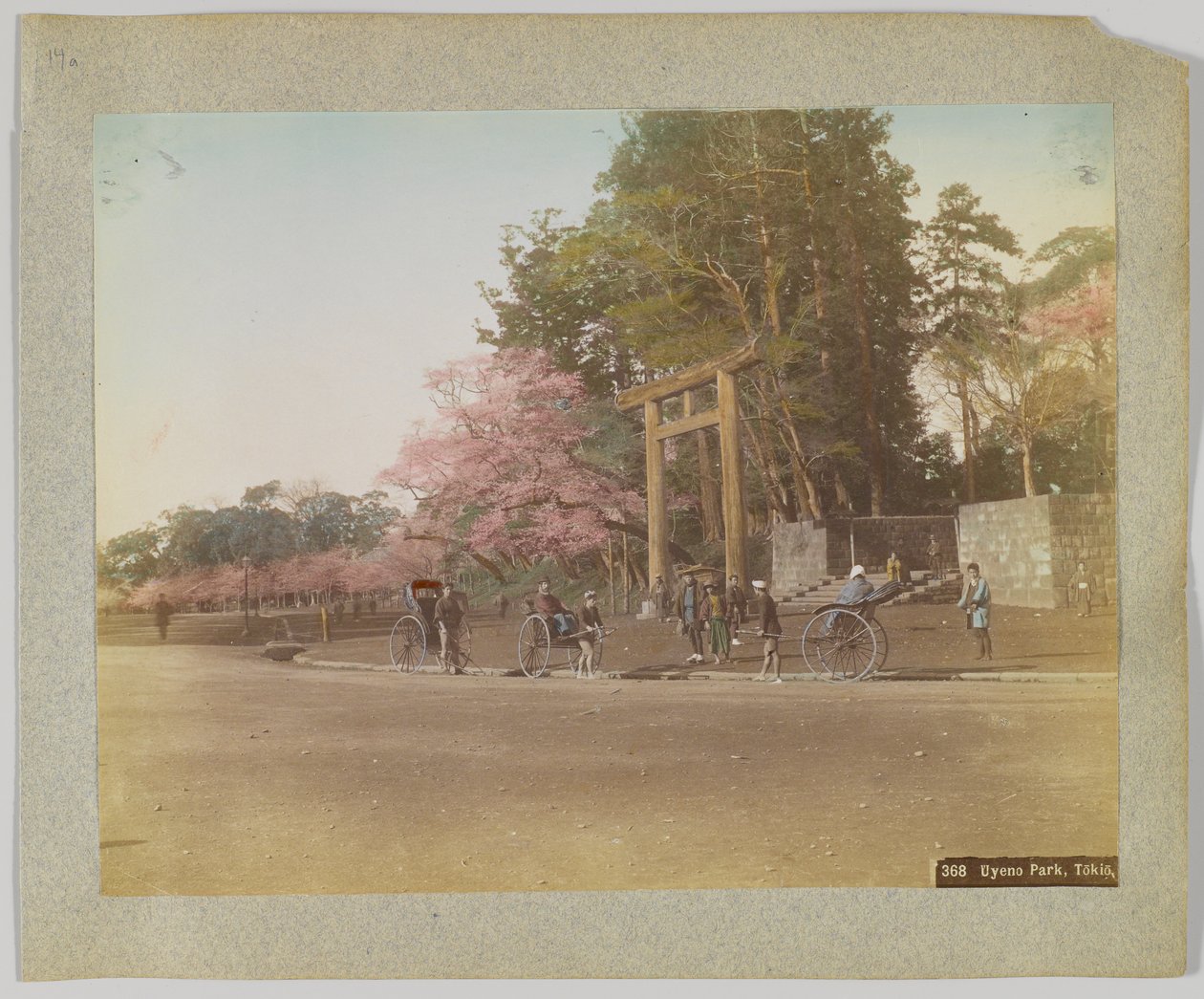 Uyeno Park, Tokyo, Japan (håndfarget svart/hvitt-bilde) av Japanese Photographer