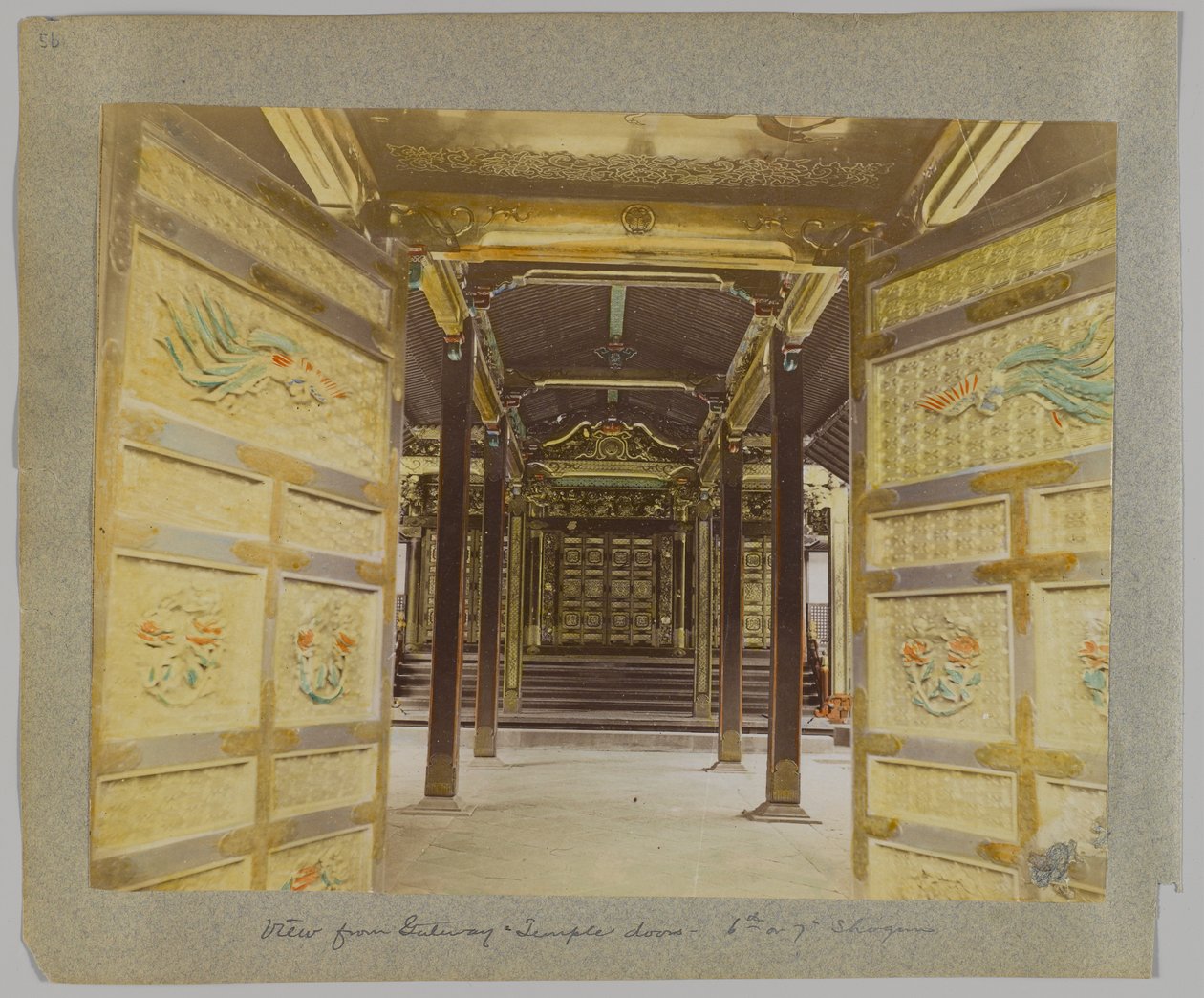 Utsikt fra inngangsporten til dørene, tempelet til den 6. eller 7. Shogun, Shiba Park, Tokyo, Japan (håndfarget svart/hvitt-bilde) av Japanese Photographer