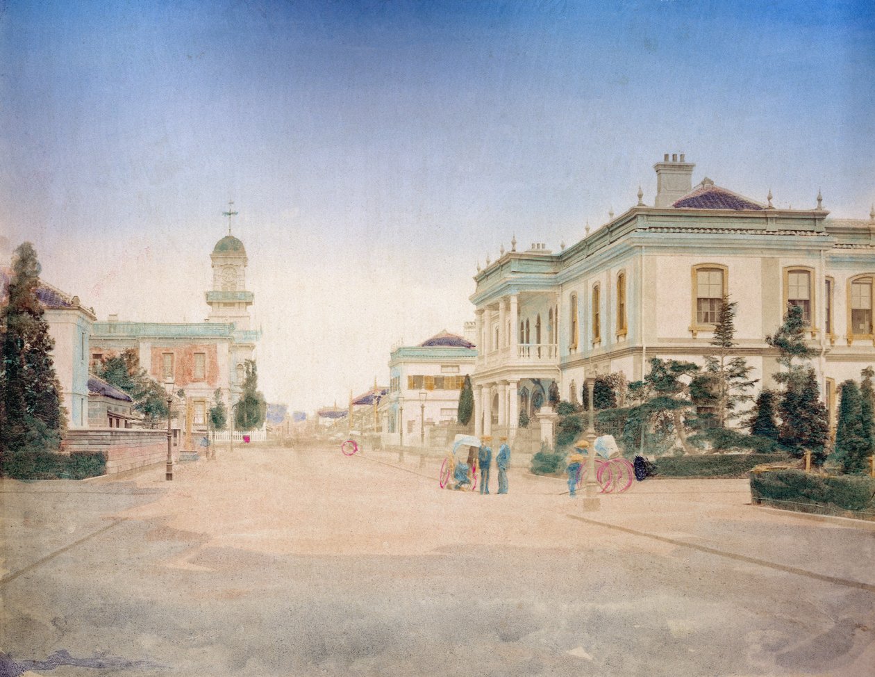 Utsikt over hovedgaten i Yokohama by, ca. 1890 (håndfarget bilde) av Japanese Photographer