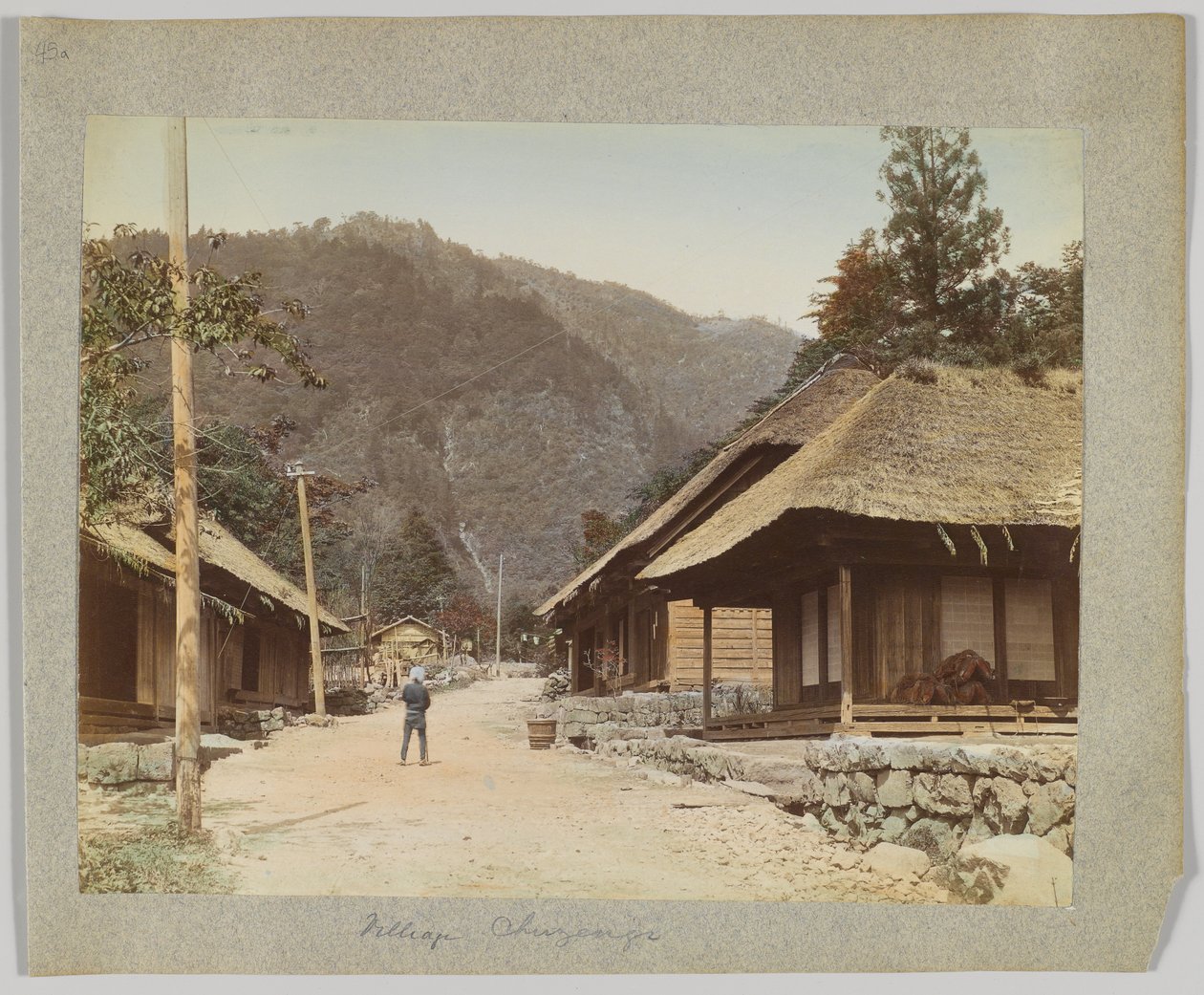 Village of Chuzenji, Nikko, Japan (håndfarget svart/hvitt-bilde) av Japanese Photographer