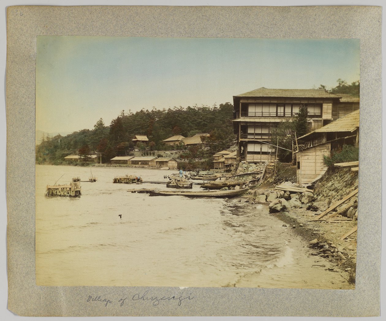 Village of Chuzenji, Nikko, Japan (håndfarget svart/hvitt-bilde) av Japanese Photographer