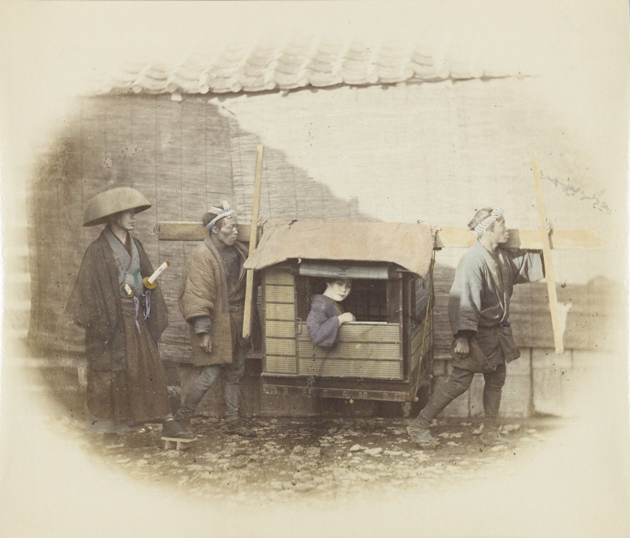 Kvinne båret i en norimono (håndfarget s/h-bilde) av Japanese Photographer