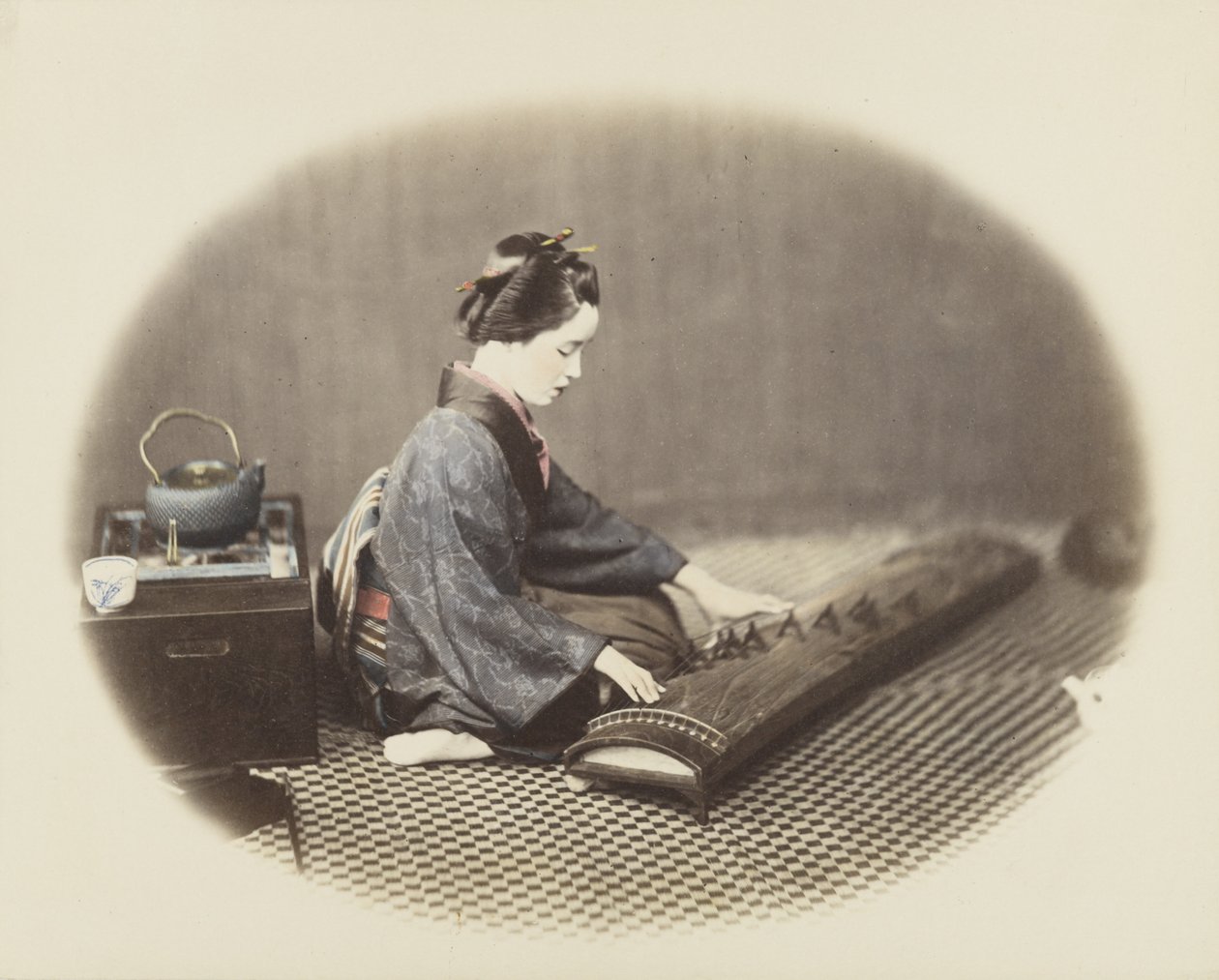 Kvinne som spiller en koto (håndfarget s/hv-bilde) av Japanese Photographer