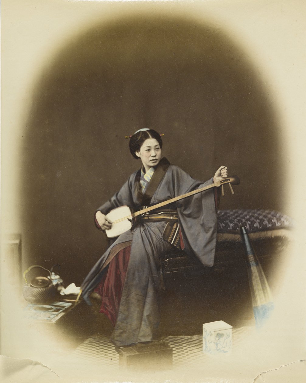 Kvinne som spiller shamisen (håndfarget s/hv-bilde) av Japanese Photographer