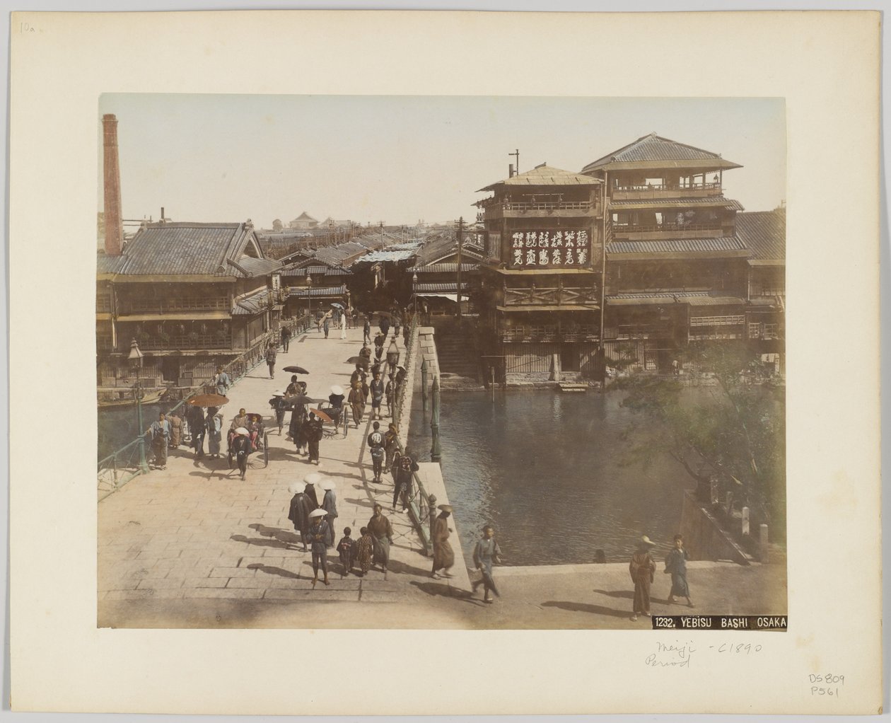 Yebisu Bashi, Osaka, Japan, ca. 1890 (håndfarget svart/hvitt-bilde) av Japanese Photographer