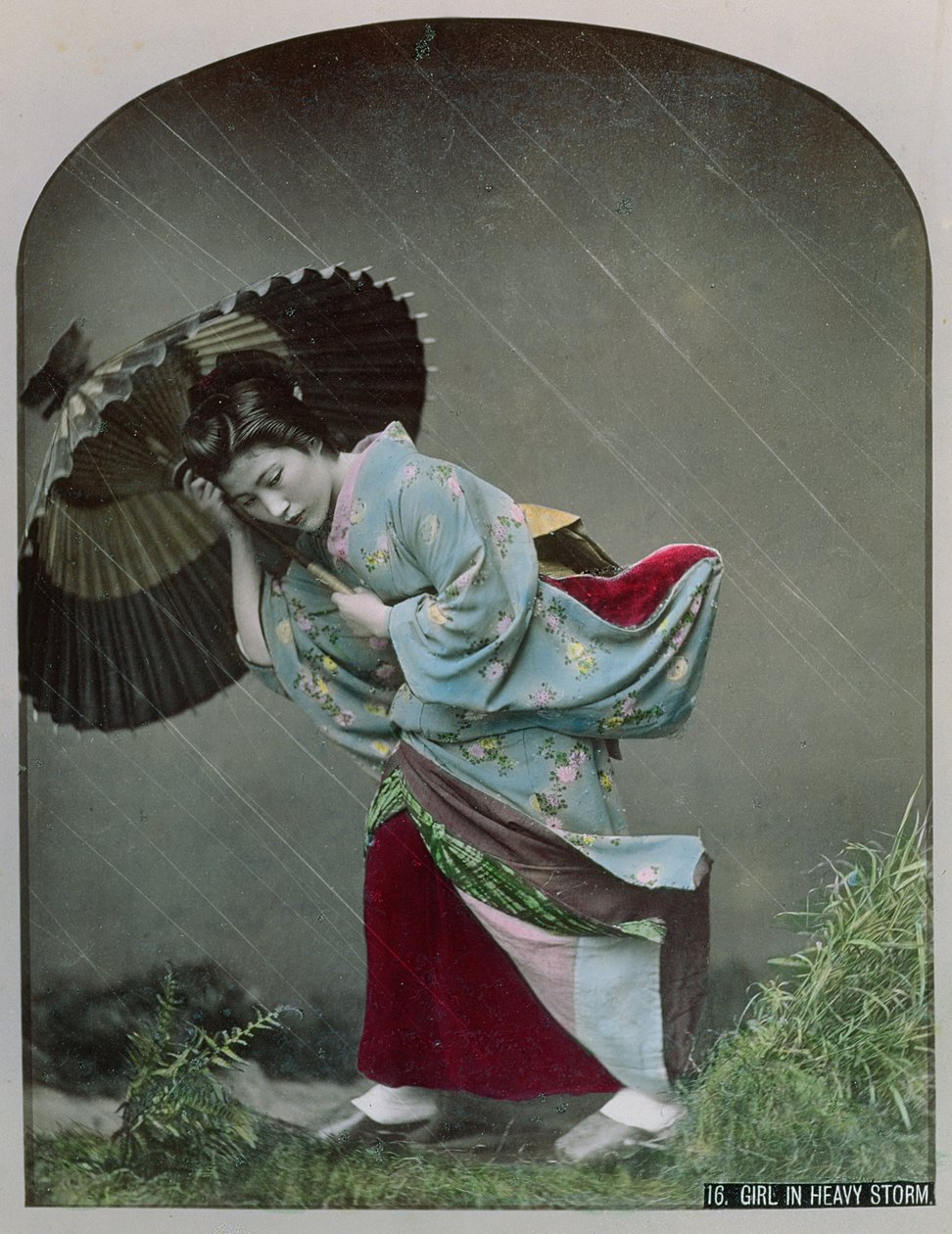 Young Japanese Girl in the Rain, ca. 1900 (håndfarget bilde) av Japanese Photographer