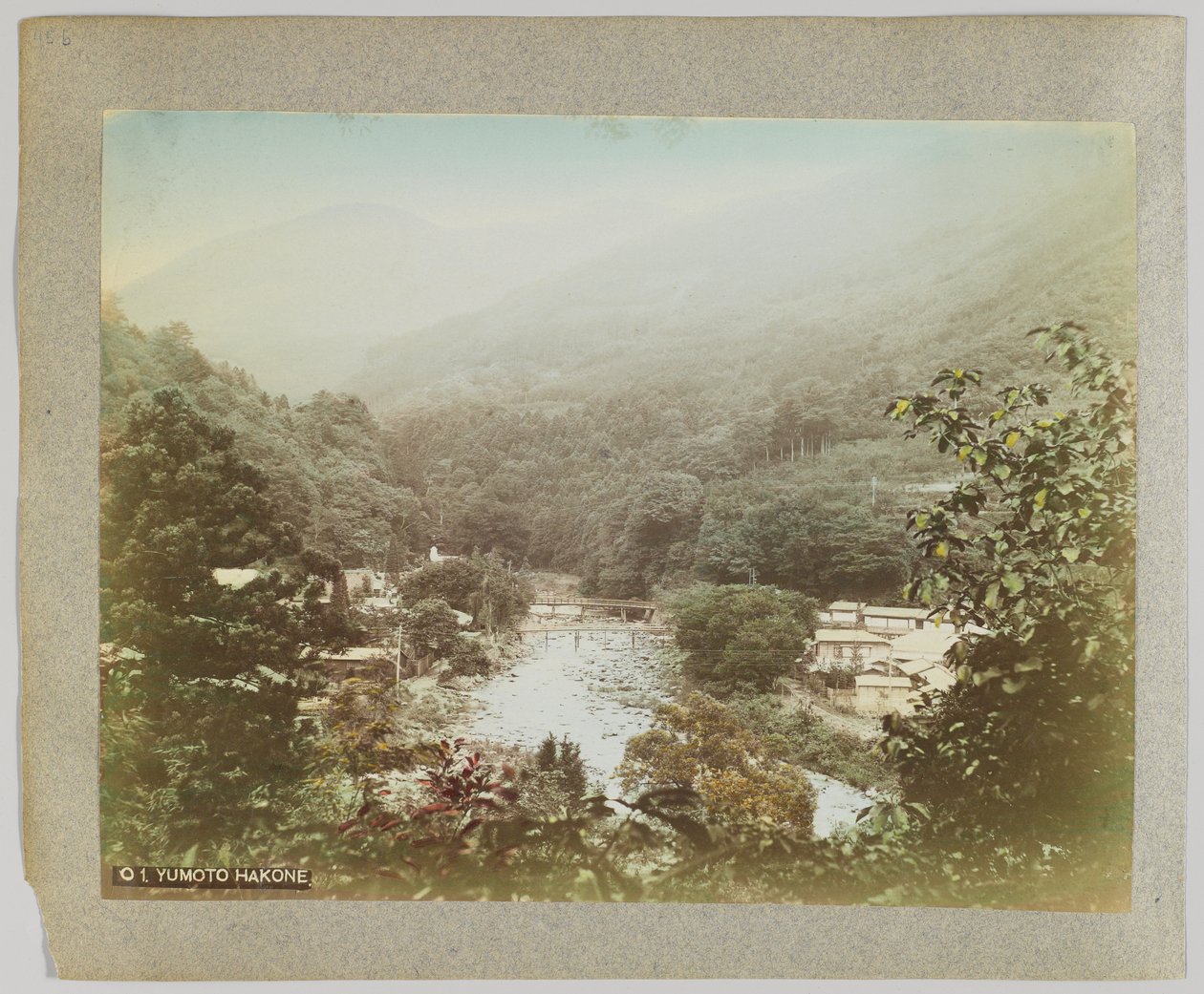 Yumoto Hakone, Kanagawa Prefecture (håndfarget svart/hvitt-bilde) av Japanese Photographer