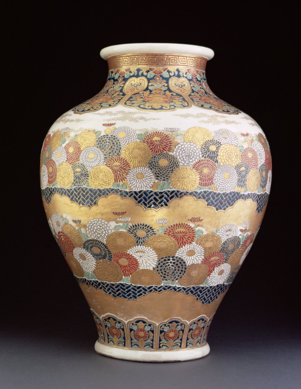 En Satsuma-vase malt med krysantemum, sent på 1800-tallet (keramikk med emalje) av Japanese School