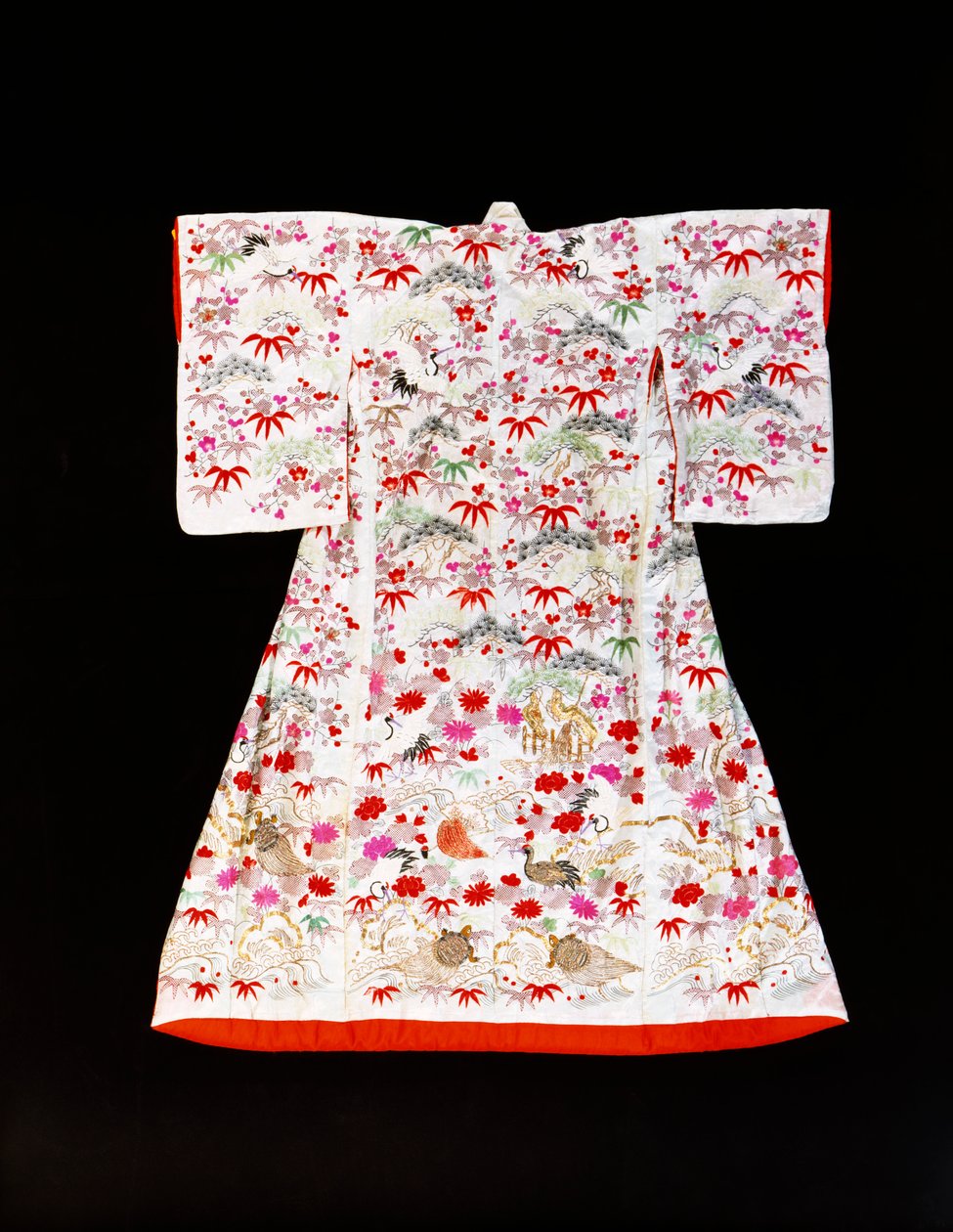En furisode av hvit silkedamask stensilert med bambusblader og plommeblomst av Japanese School