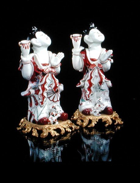 Et par Imari-figurer av kinesiske gutter (karako) montert på europeiske ormolu-baser, ca. 1700 (porselen og ormolu) av Japanese School
