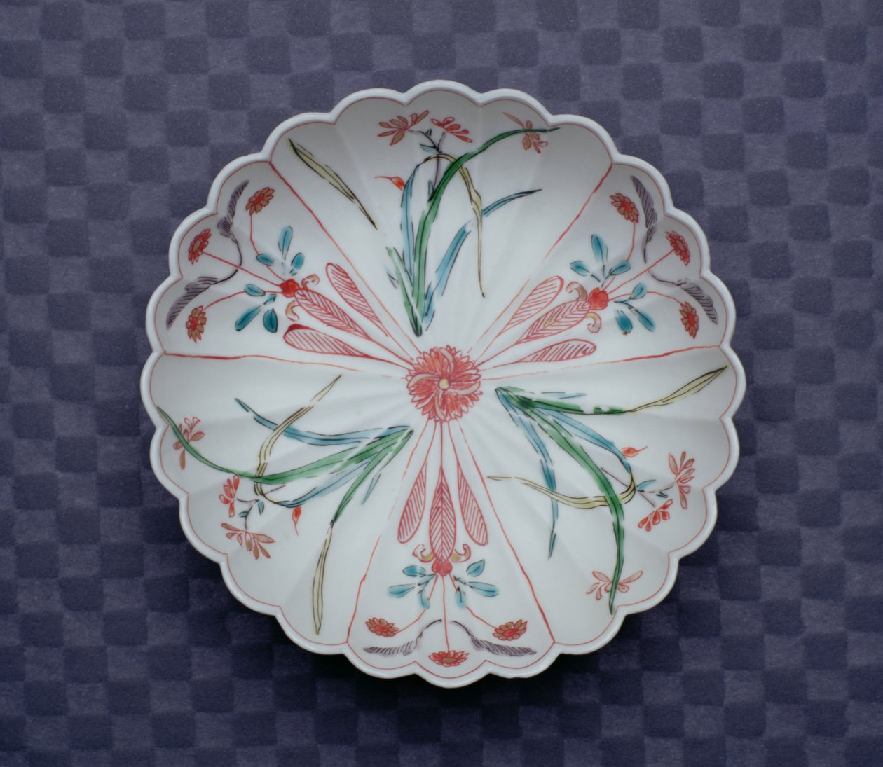 Arita Chrysanthemum Shaped Bowl, sent på 1600-tallet (emaljert porselen) av Japanese School