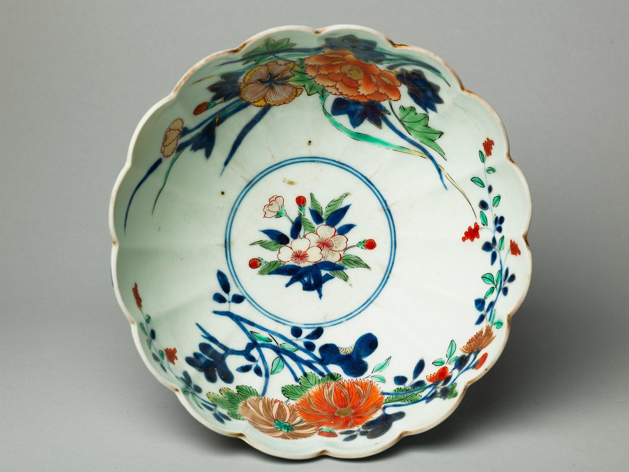 Skål med riflede sider og en rillet kant, ko-Imari ware, ca. 1770-20 (keramikk med blå underglasur og overglasur emalje) (se også 117721) av Japanese School