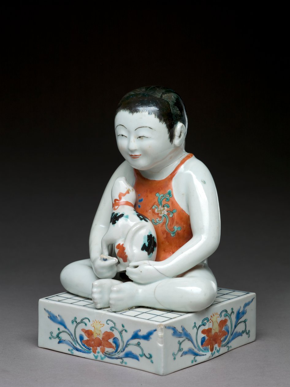Gutt med en hund som sitter på et firkantet shogibord, Kakiemon-relatert utstyr, japansk, 1680-1700 (keramikk med blå underglasur) av Japanese School