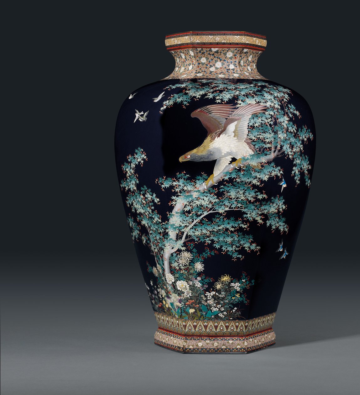 Cloisonne-vase, merke av Hayashi Chuzo-verkstedet, Meiji-perioden, slutten av 1800-tallet av Japanese School