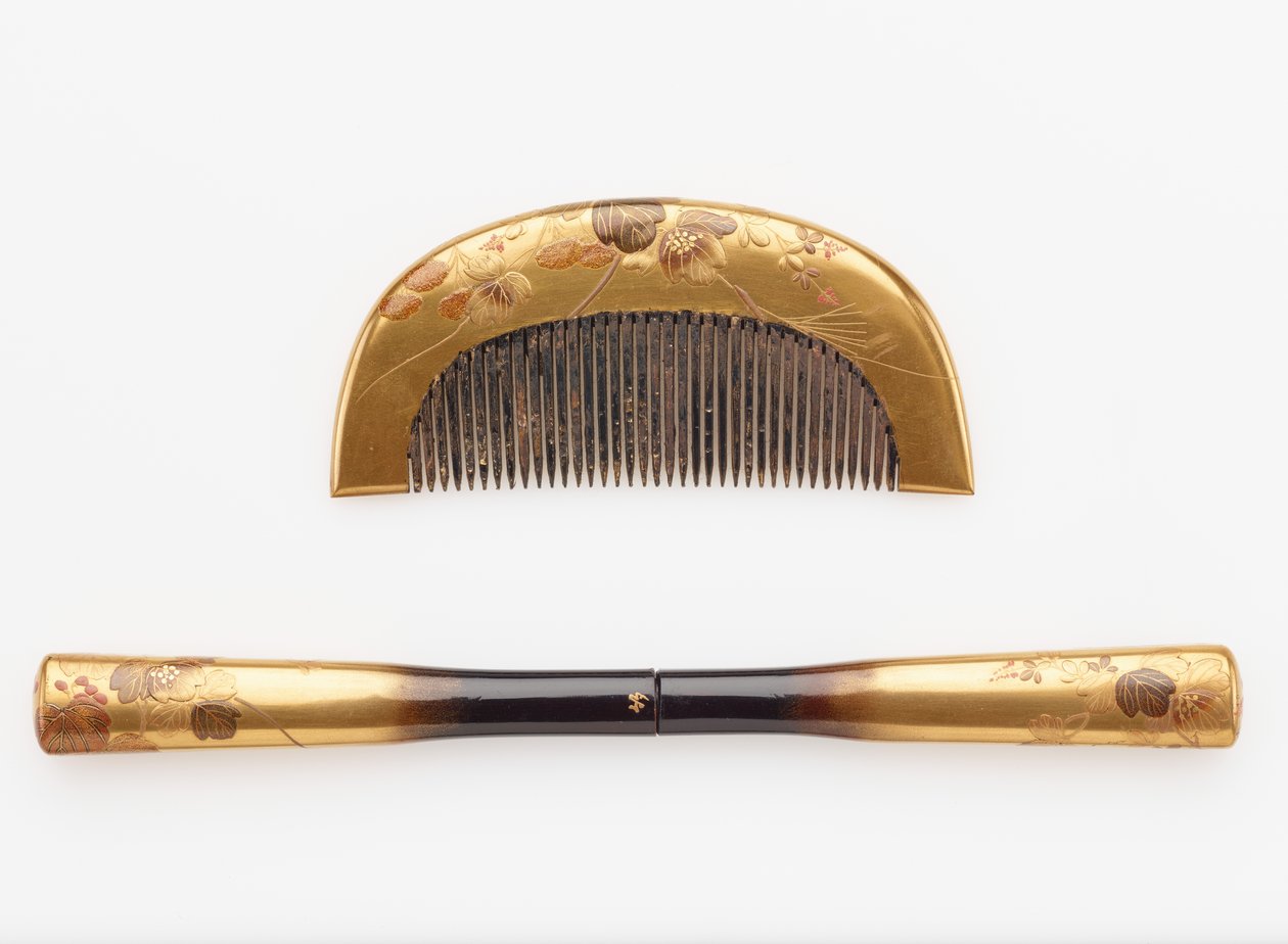 Kam og hårnål, sent 1800-begynnelse av 1900-tallet (horn og tre med lakk og gull) av Japanese School
