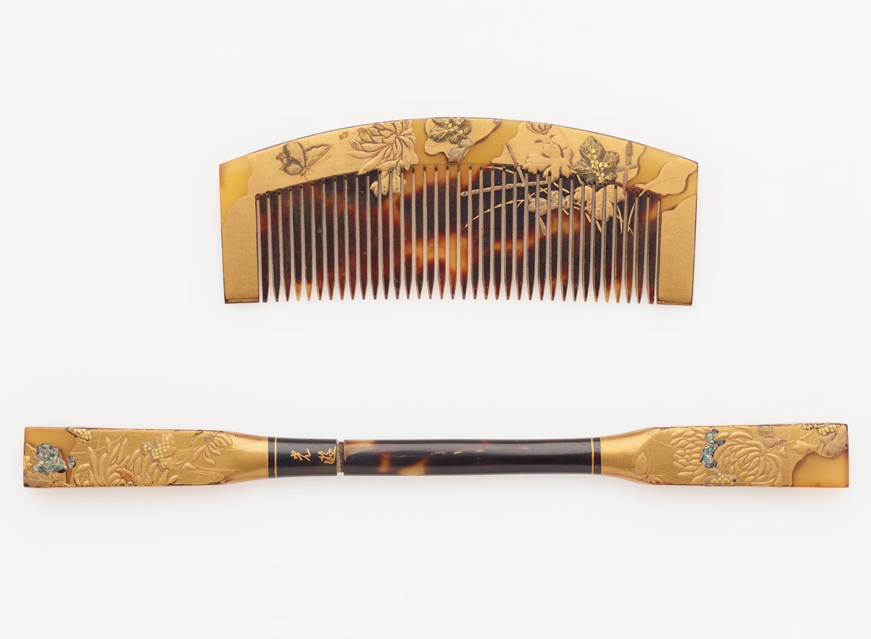 Kam og hårnål, slutten av 1800-begynnelsen av 1900-tallet (horn og tre med lakk og gull) av Japanese School