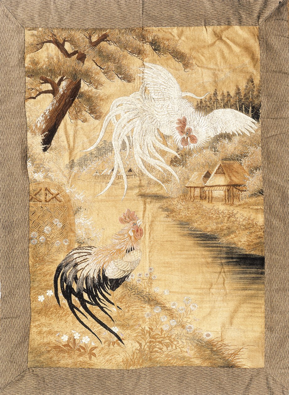 Brodert hengende, jobbet i silke med et par haner med etterfølgende fjærdrakt, på i flukt, den andre satt på en elvebredd blant tusenfryd, sent på 1800-tallet av Japanese School