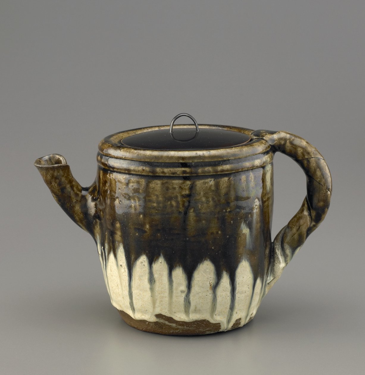Ewer med lakklokk, Hizen-provinsen, Momoyama-perioden, tidlig på 1600-tallet (steintøy med jern- og rishalm-askeglasur) av Japanese School