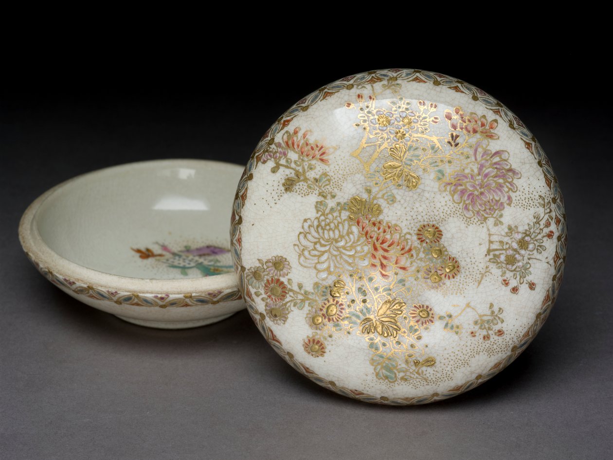 Røkelsesboks med krysantemum og geometrisk mønster, 1800-tallet (keramikk) av Japanese School