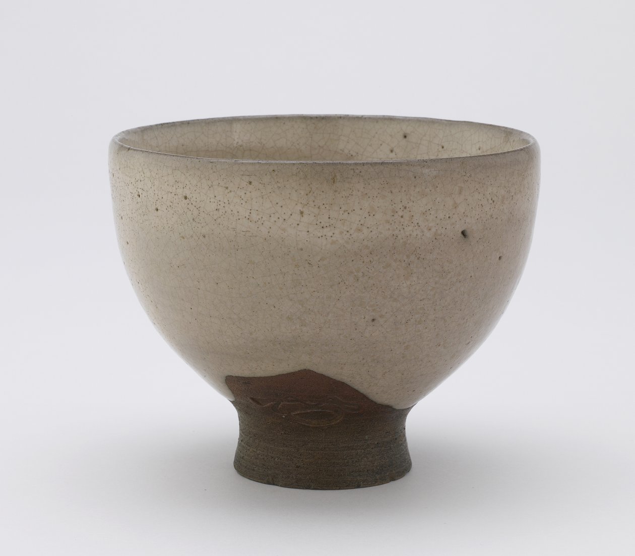 Inkyuzan-tebolle i Goki-form, med påtrykt chiffer, Tebolle (gokijawan), ca. 1804-25 (steintøy med ris-skrog-aske-glasur) av Japanese School