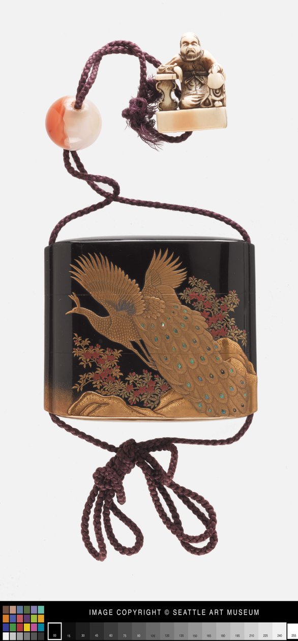 Inro dekorert med påfugl, ojime og netsuke av Japanese School