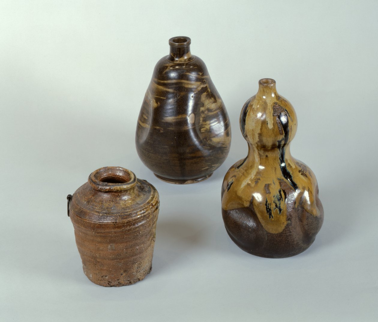 Krukke, Sake-flaske og keramisk kalebass (porselen, keramikk, bronse og emalje) av Japanese School