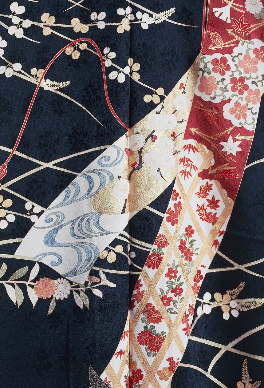 Kimono Furisode (bølgende ermer) båret av unge ugifte kvinner ved elegante anledninger og Maiko (Geisha-student), Silke med blomster- og plantemotiver, flytende paneler, detaljer, Kaga-Yuzen farging, Tokamachi veverier, japansk sivilisasjon, 1900-tallet av Japanese School