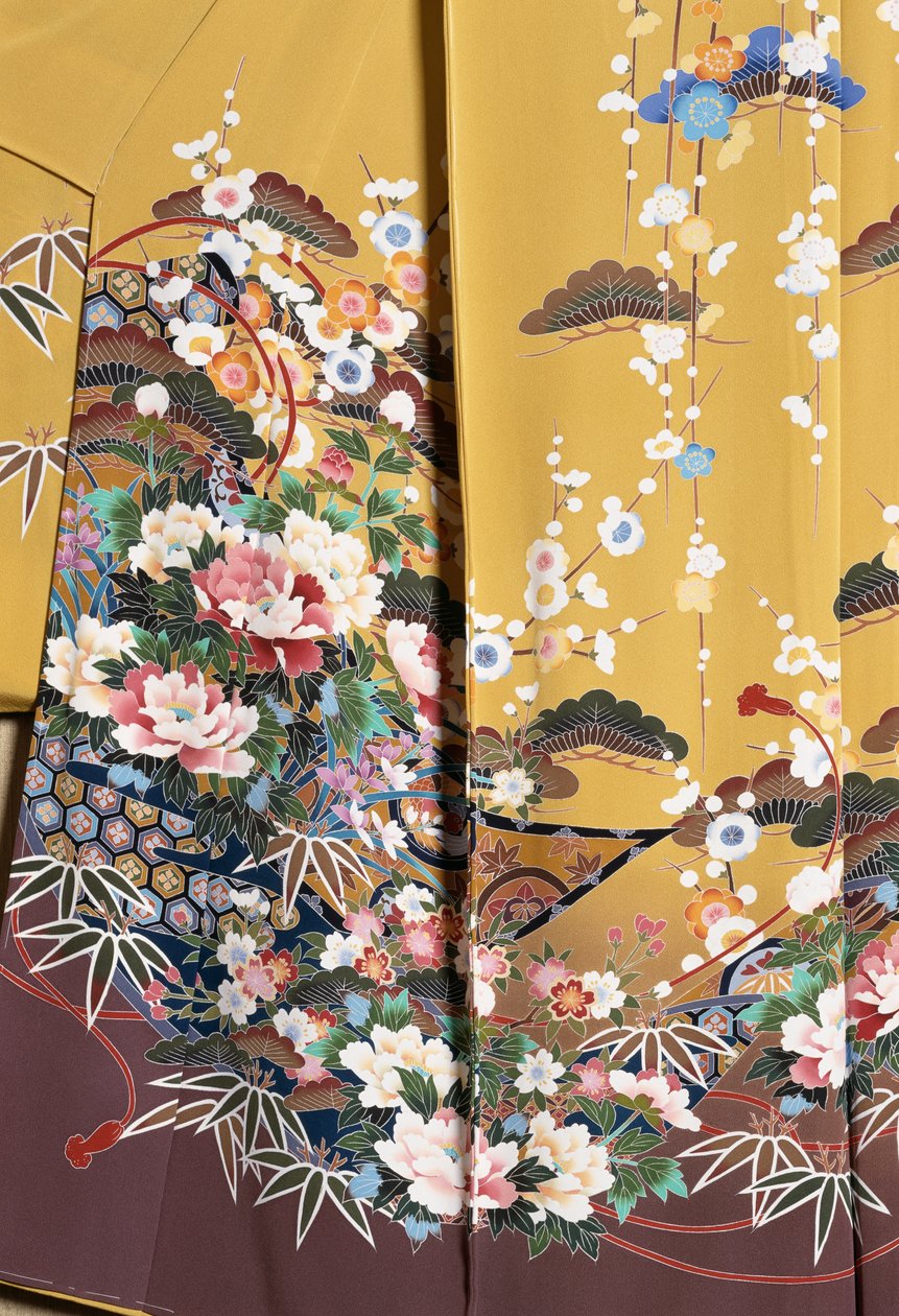 Kimono Furisode (bølgende ermer) båret av unge ugifte kvinner ved elegante anledninger og Maiko (lærling Geisha), glatt silke, blomstermotiver, flytende bånd, Kaga-Yuzen farging, Tokamachi veverier, japansk sivilisasjon, 1900-tallet av Japanese School