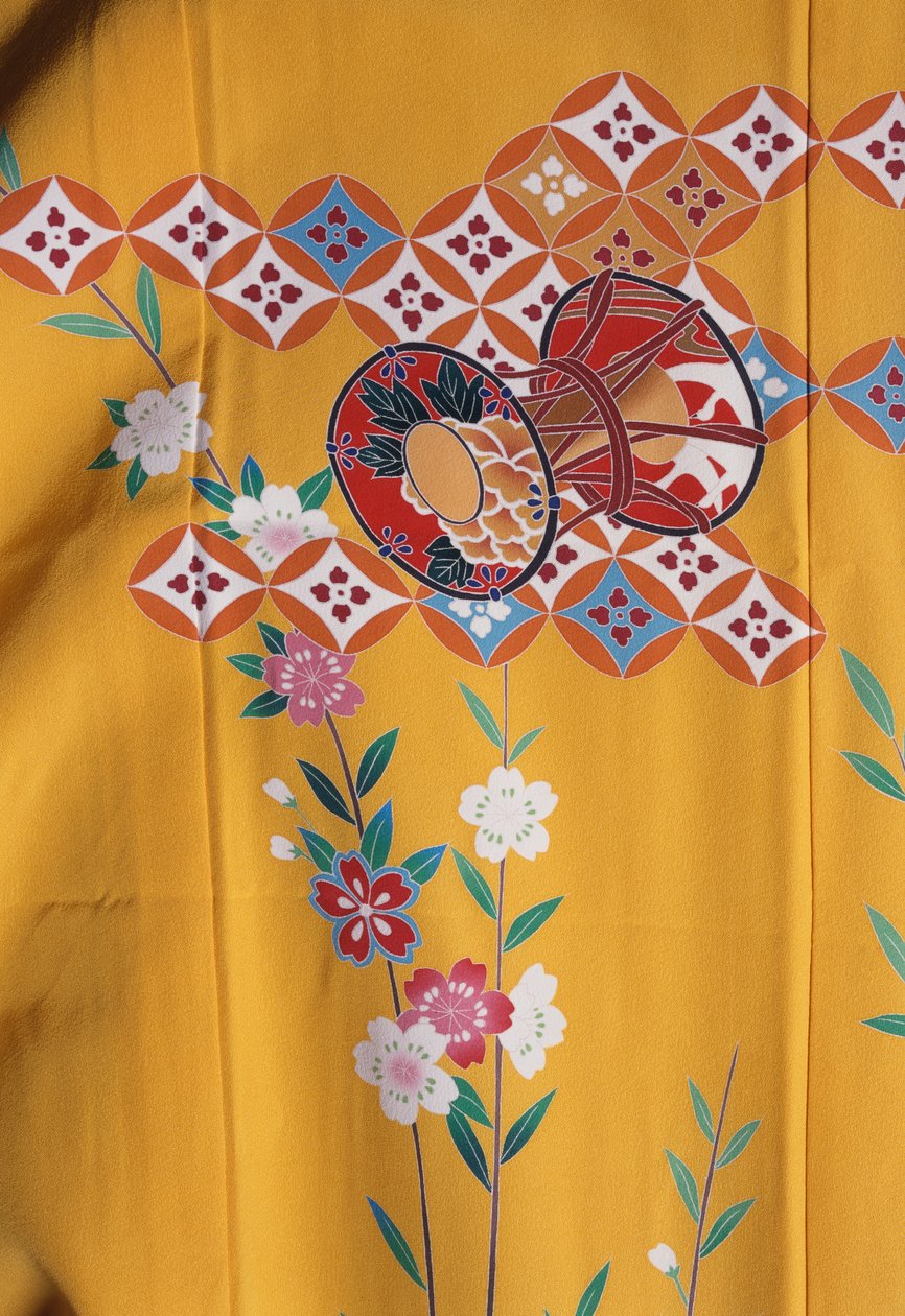 Kimono-jente (7 år) ligner på voksne kvinner til Shichi-Go-San-festen når de skal til Shinto-helligdommen med familien, silke, blomstermotiver, kirsebærblomster, Taiko-tromme, detaljer, Tokamachi-tekstiler, japansk sivilisasjon, 1900-tallet av Japanese School