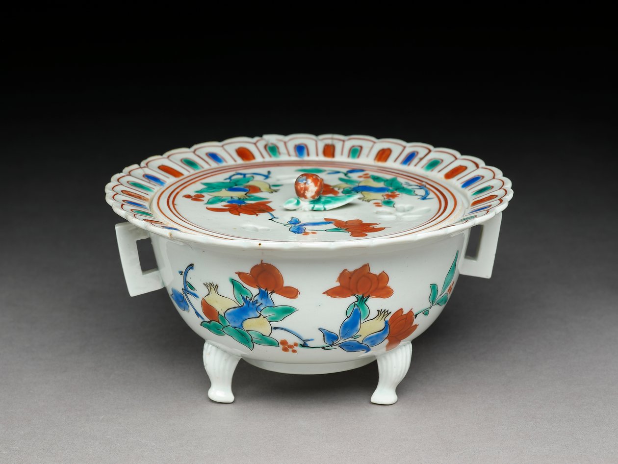 Koro-skål med flatt lokk, Kakiemon-relatert utstyr, 1680-1700 (keramikk med emaljeoverglasur) av Japanese School