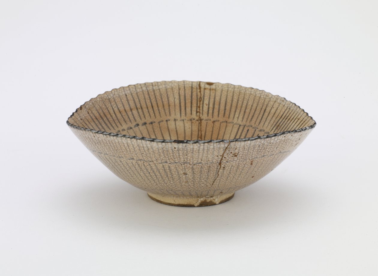 Kyoto ware individuell serveringsskål i form av sarghatt, med merket "Kiyomizu", individuell serveringsskål (mukozuke), sent på 1600-tallet (steintøy med jernpigment under gjennomskinnelig hvit glasur, gulllakkreparasjoner) av Japanese School