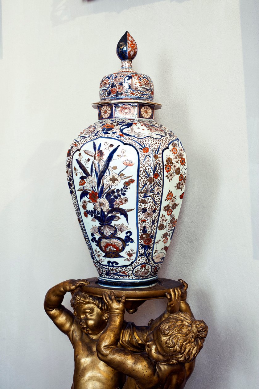 Stor japansk vase med lokk fra Edo-perioden, Genroku-tiden. 1688-1703. Leilighetene til Maria Brignole Sale (Brignole-Sale) De Ferrari, hertuginne de Galliera (1811-1888), møblene kommer fra Hotel Matignon, hans parisiske residens. Palazzo Rosso, Gen av Japanese School