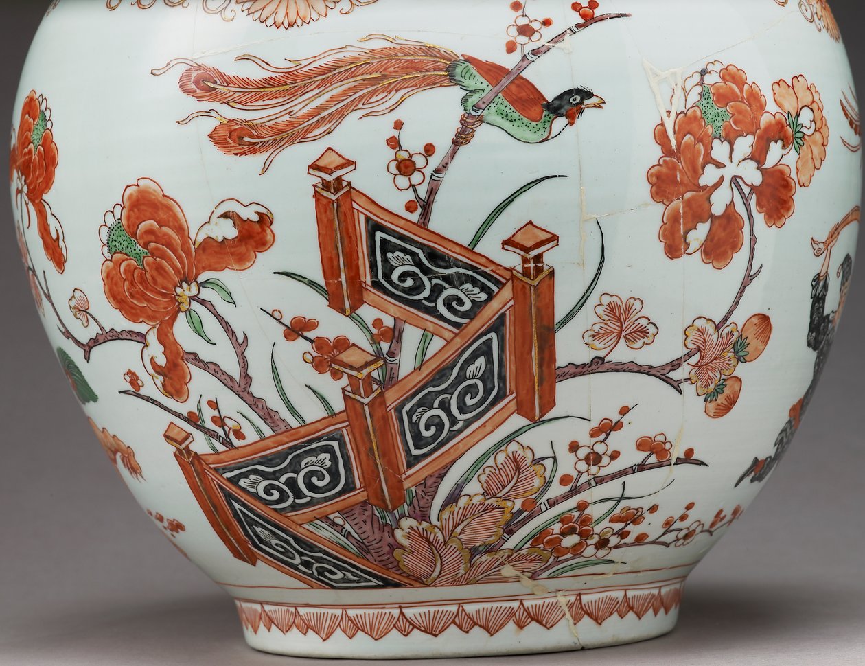 Stor flaskevase, dekorert i Holland i Imari-stil, Ko-Imari, sent på 1600-tallet (keramikk med emaljeoverglasur) (detalj av 117741) av Japanese School