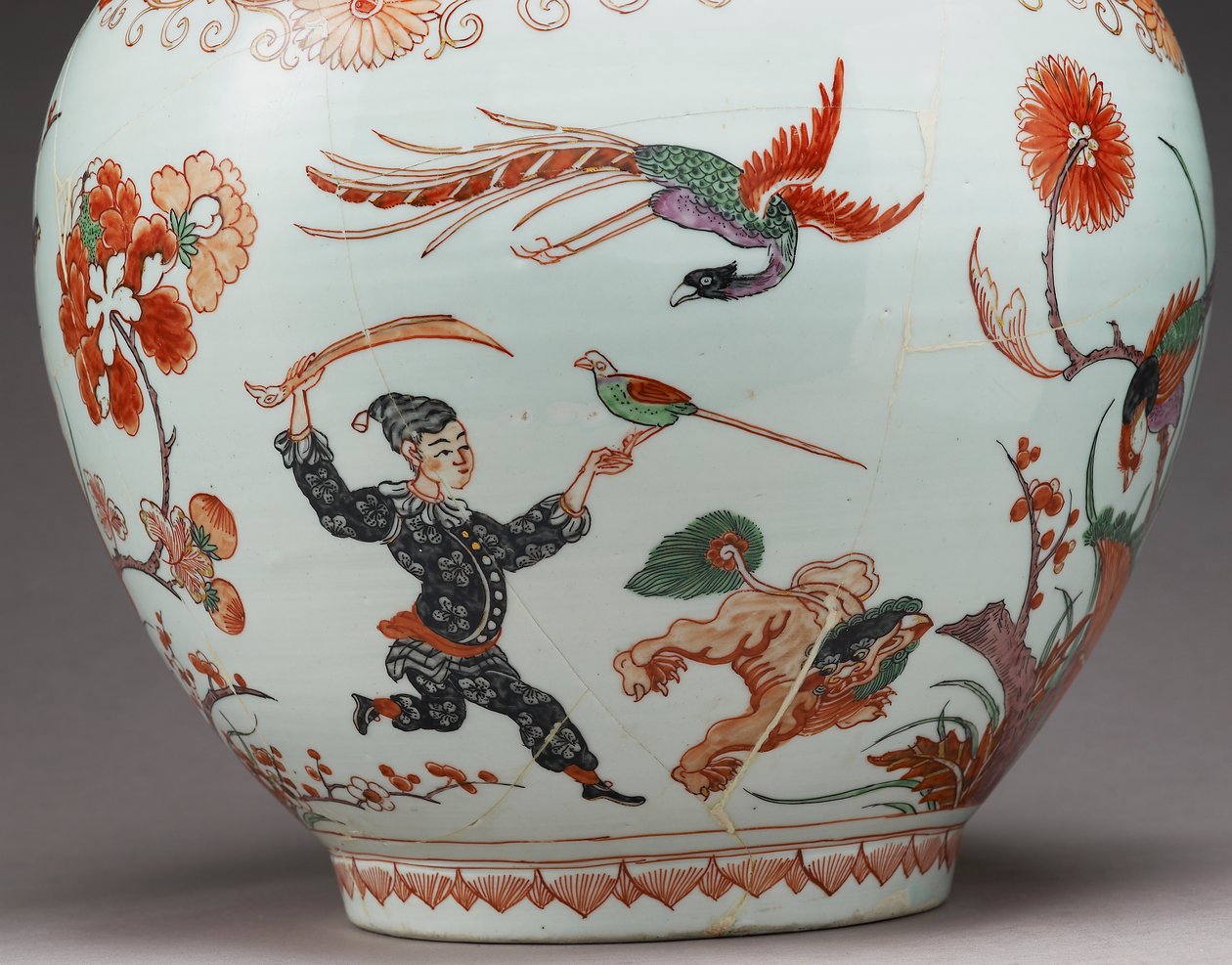 Stor flaskevase, dekorert i Holland i Imari-stil, Ko-Imari, sent på 1600-tallet (keramikk med emaljeoverglasur) (detalj av 117741) av Japanese School