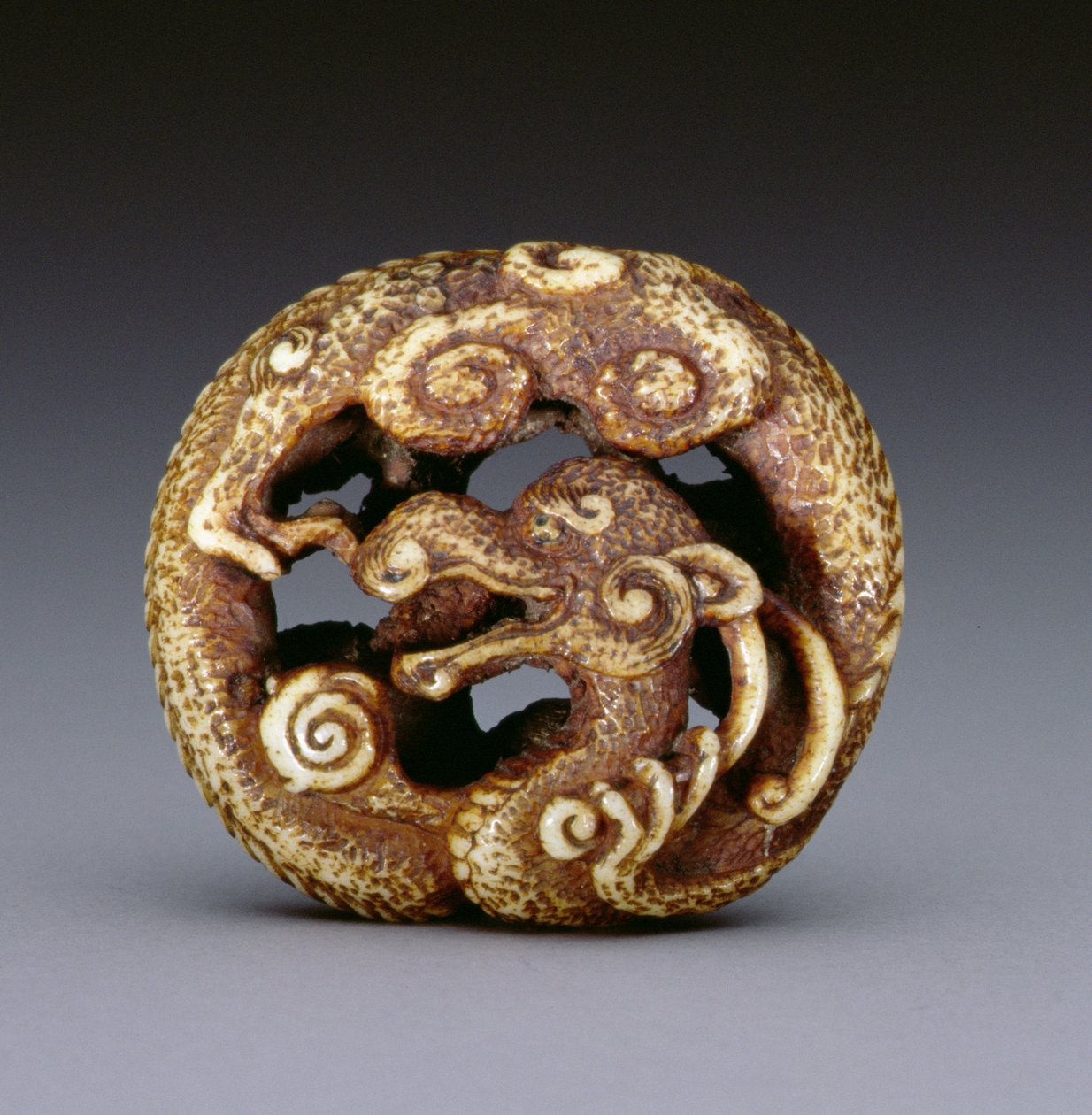 Netsuke som viser en vanndrage, ca. 1870-80 (hjort-gevir) av Japanese School
