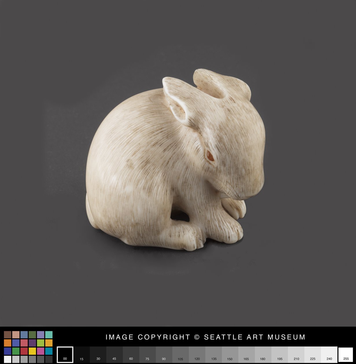 Netsuke modellert som en hare med rav øyne, sent på 1800-tallet (elfenben, rav) av Japanese School