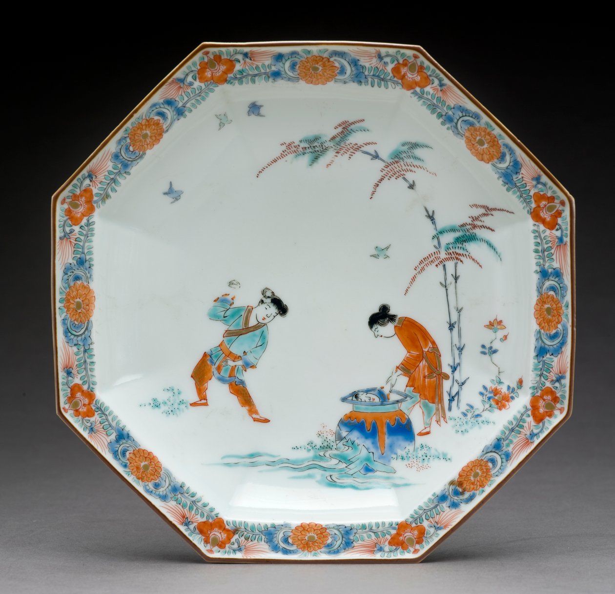 Åttekantet tallerken med en scene som illustrerer koketoppen i brønnhistorien, Kakiemon ware, ca. 1700 (keramikk med overglasur emaljer) av Japanese School