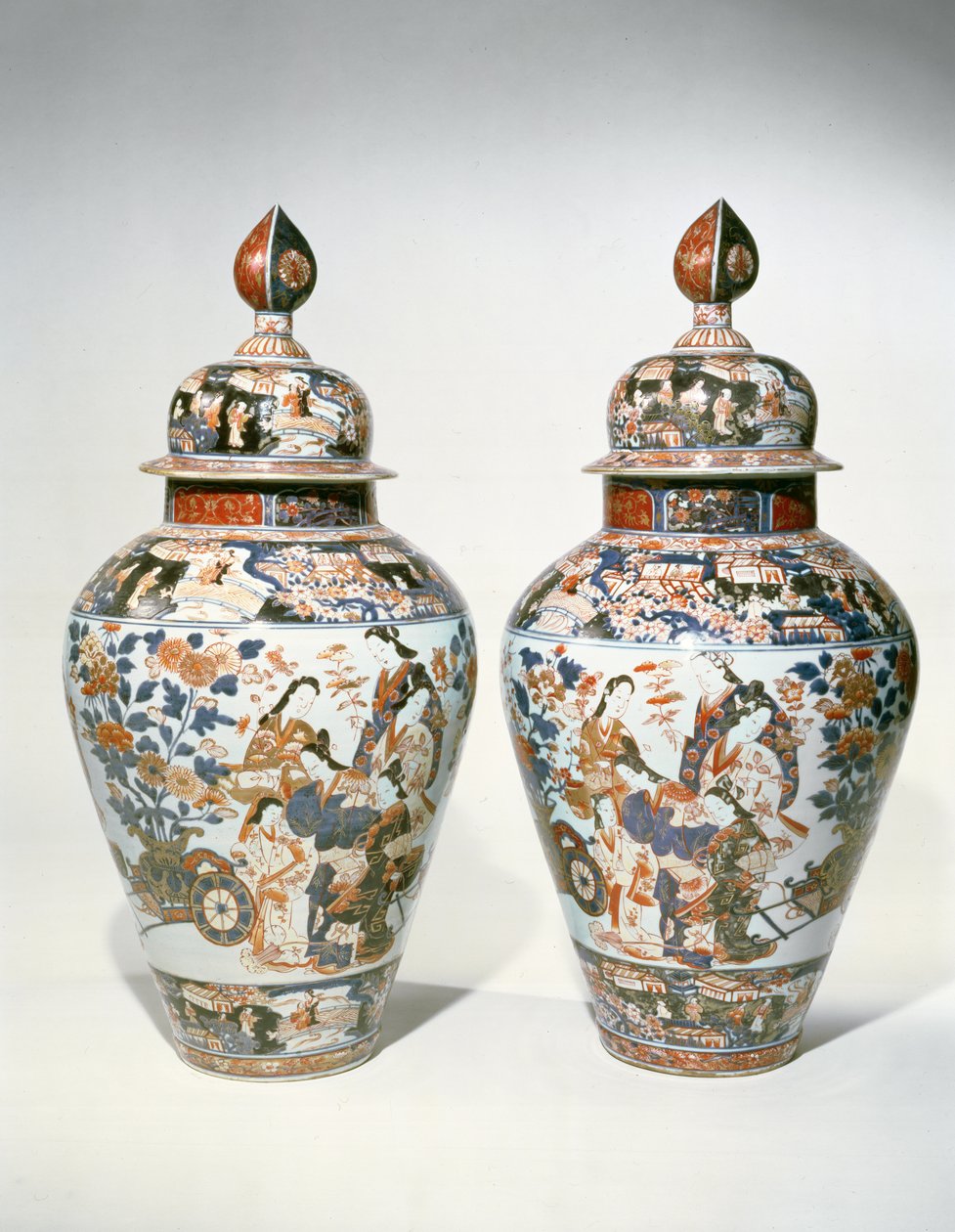 Et par Imari balustervaser og trekk (keramikk) av Japanese School