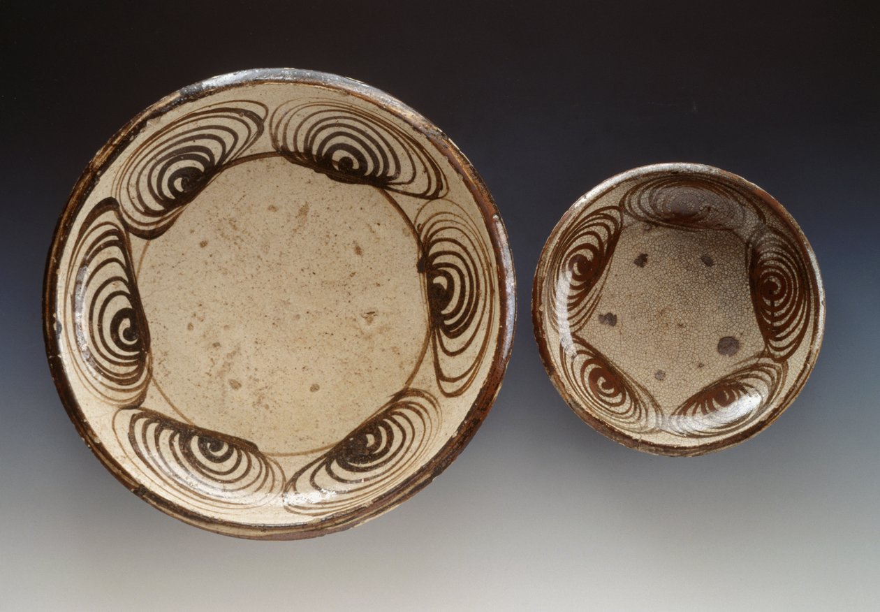 Tallerkener dekorert med umanomezara (sirkler med hesteøyemønster), sent 1700-tall-begynnelsen av 1800-tallet, emalje steintøy, produsert i Seto, diameter 21,5 cm og 34,5 cm, japansk sivilisasjon, Edo-perioden av Japanese School