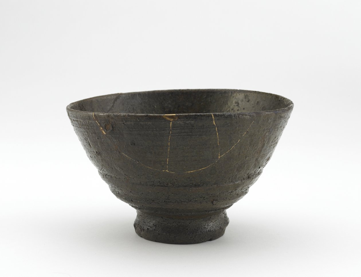 Rakuzan-tebolle i Gibori Irabor-stil, tidlig på 1700-tallet (steintøy med askeglasur, reparasjoner av gulllakk) av Japanese School