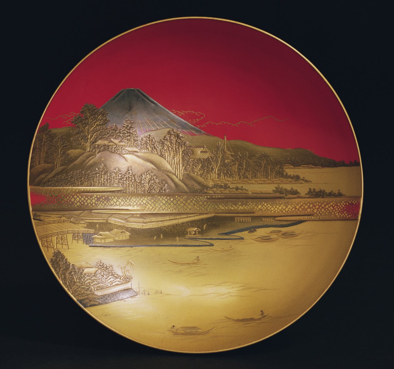 Sake-kopp, som viser et landskap med båter og en bro under Fuji-fjellet, 1800-tallet (lakk og innlegg av gullfolie på lakkgrunn) av Japanese School