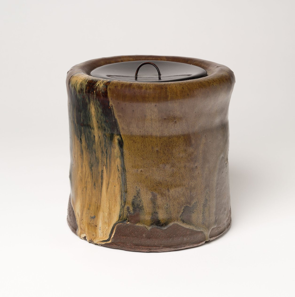 Satsuma-Ware vannkrukke (Mizusashi) (glasert steintøy med lakklokk) av Japanese School