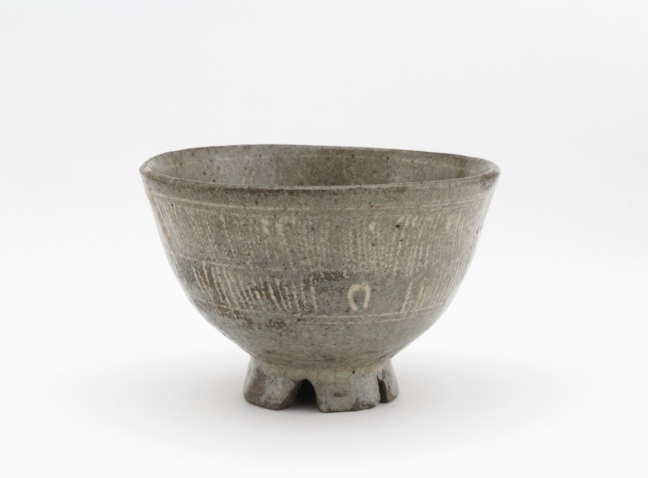 Tebolle i mishima-stil, Saga-prefektur, Edo-periode, tidlig på 1600-tallet (steintøy med imponerte og innskårne design innlagt med hvit slip) av Japanese School