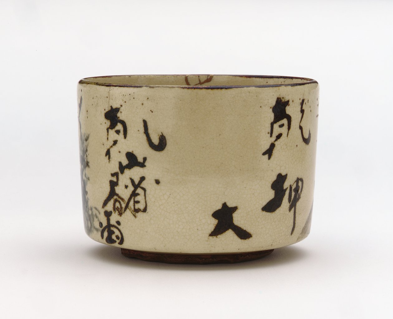 Tebolle med utforming av fjellstue, midten av 1700-tallet (steintøy med hvit slip, jern- og koboltpigmenter under klar glasur, reparasjoner av gulllakk) av Japanese School