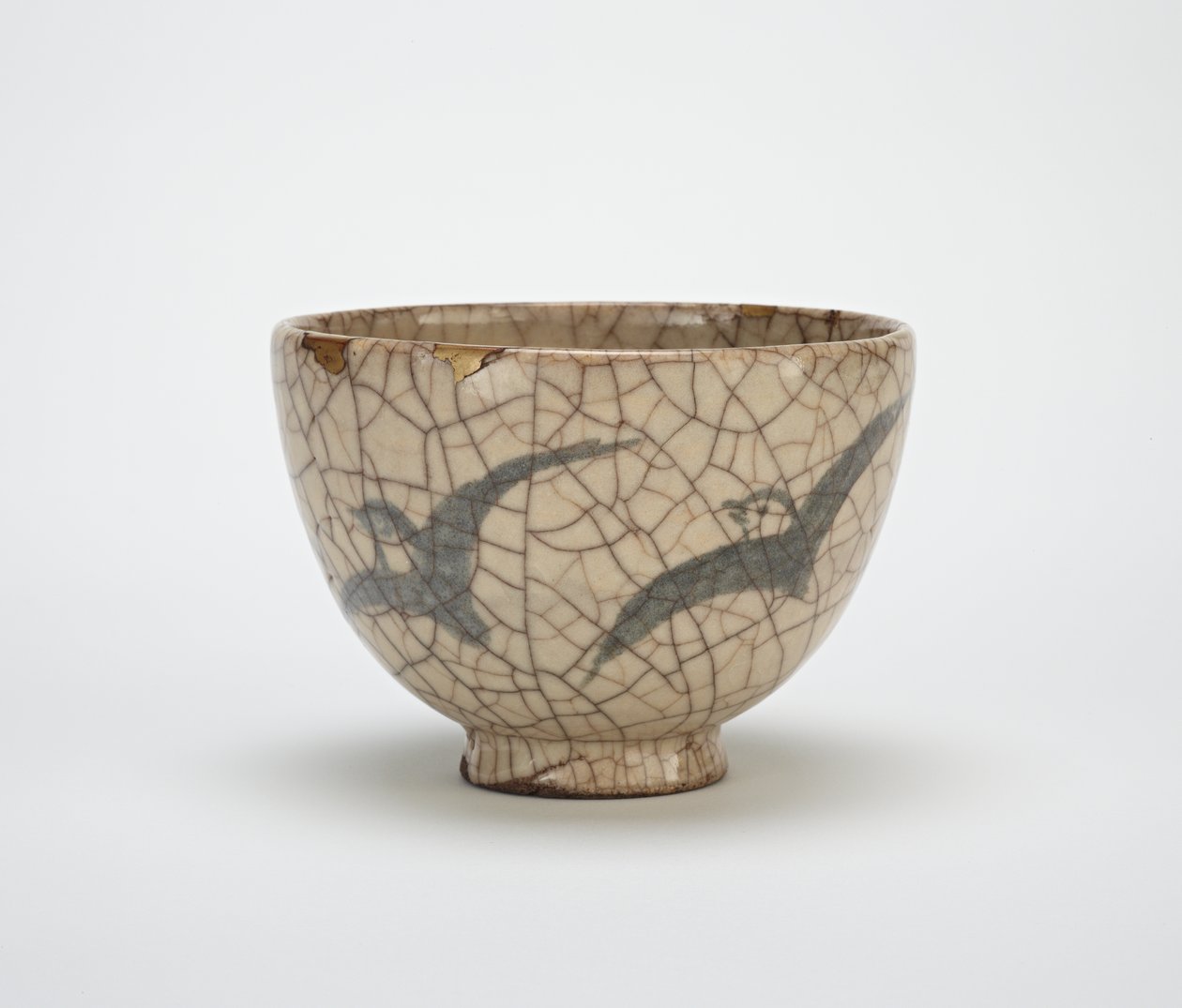 Tebolle med utforming av plovere, Kyoto-relaterte varer, midten av 1800-tallet (steintøy med koboltdekor under krakelert glasur) av Japanese School